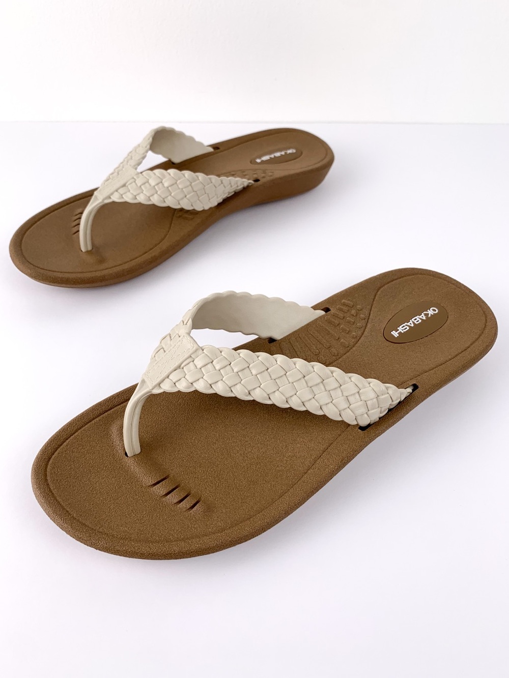 Okabashi Baha flip flops thong sandals in toffee/vanilla women’s size M (7-8)